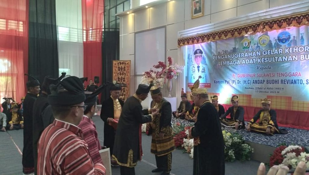 Andap Budhi Revianto Terima Gelar Mia Ogena Bhawaangi Yi Sulawesi Tenggara dari Kesultanan Buton