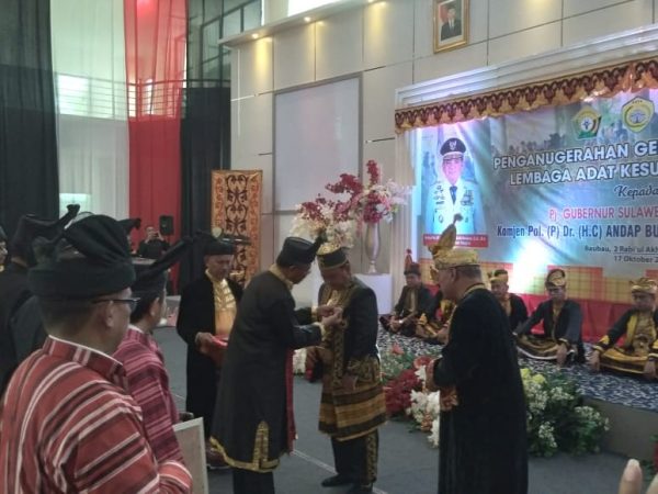 Andap Budhi Revianto Terima Gelar Mia Ogena Bhawaangi Yi Sulawesi Tenggara dari Kesultanan Buton