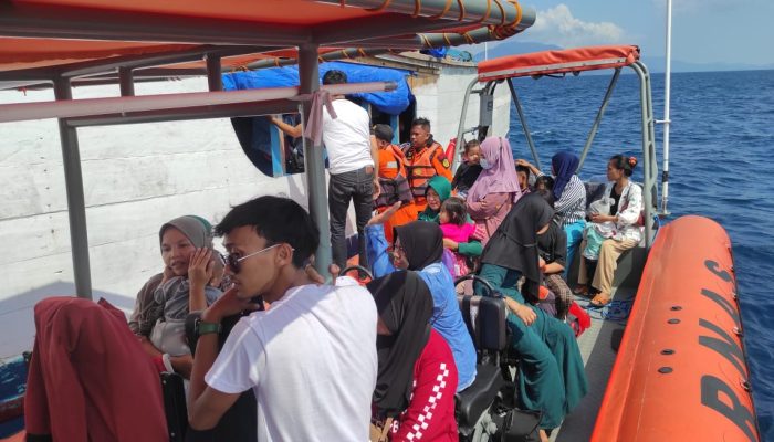 Mesin Kapal Mati, Puluhan Penumpang Terombang-ambing