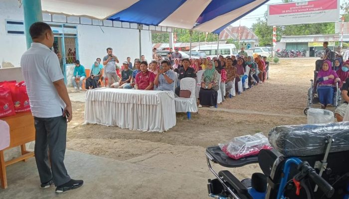 Fachri Konggoasa Serahkan Bansos untuk Warga Konawe