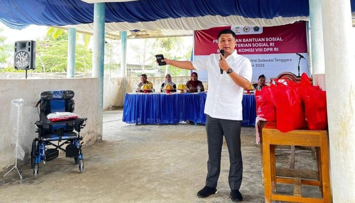 Fachri Konggoasa Serahkan Bansos untuk Warga Konawe