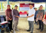 Fachri Konggoasa Serahkan Bansos untuk Warga Konawe