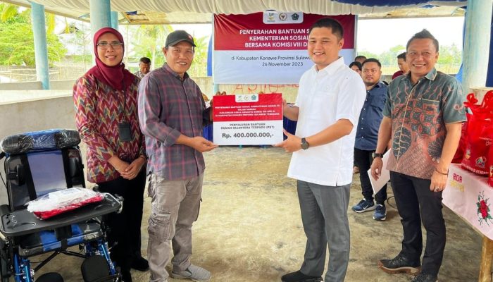 Fachri Konggoasa Serahkan Bansos untuk Warga Konawe