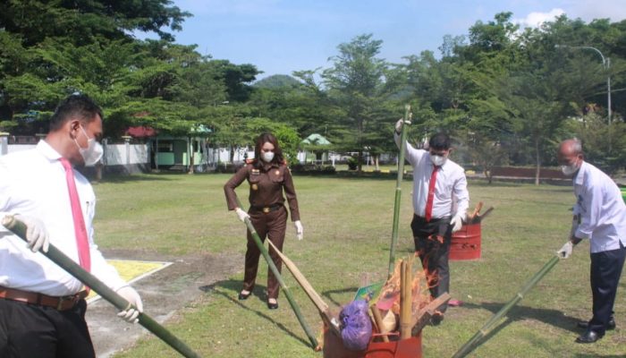 Kasus Narkotika mendominasi, Kejari Kolut Musnahkan Barang Bukti dan Lelang 3 Unit Excavator