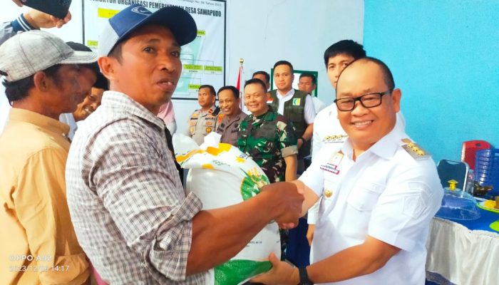 Pemda Konawe Salurkan Bantuan Beras Sebanyak 14.96 Ton di Soropia