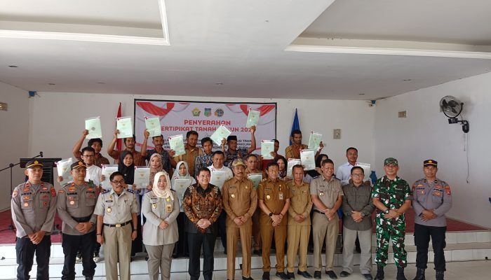 Pemda Konkep Bersama BPN Perwakilan Sultra Serahkan Sertifikat Tanah Bagi Masyarakat