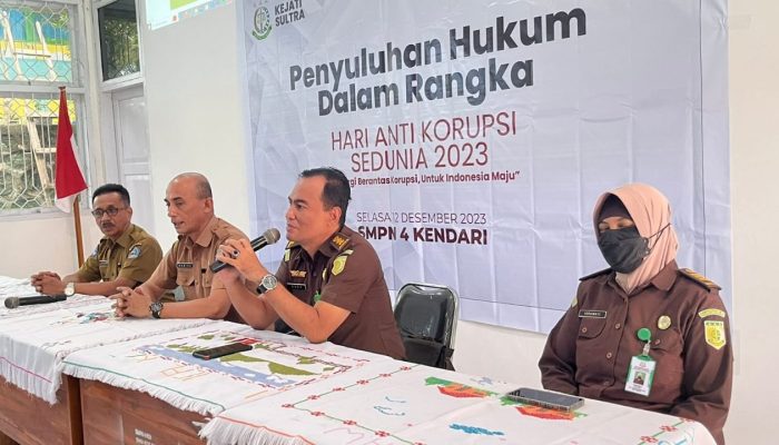 Dihadapan Puluhan Siswa SMPN 4 Kendari, Kasi Penkum Kejati Sultra Paparkan Pentingnya Anti Korupsi