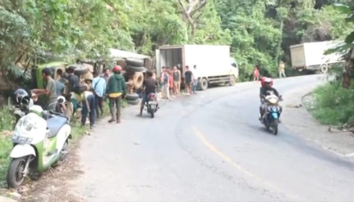 Rem Blong, Mobil Boxs Muatan Barang Campuran terbalik Di Kolut