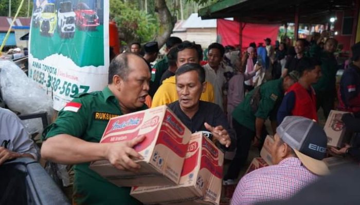 Peduli Sesama, Ruksamin Antarkan Bantuan untuk Korban Banjir di Kolaka
