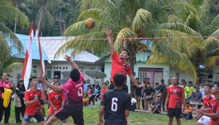 Tim KKN UGM Satukan 3 Desa di Arena Voli, Cetak Sejarah Baru di Kecamatan Laonti