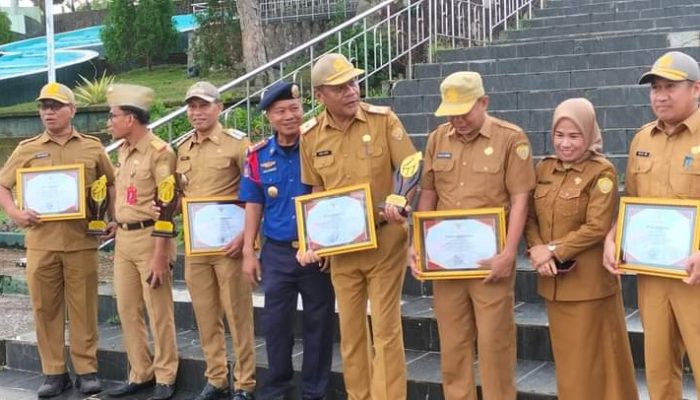 Wali Kota Baubau Berikan Penghargaan Lima OPD Terbaik