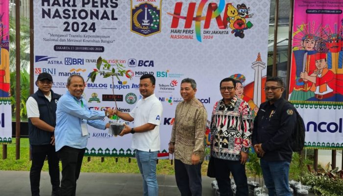 Wakil Sekjen I PWI Pusat Raja Pane Serahkan 10.000 Bibit Pohon ke Ancol