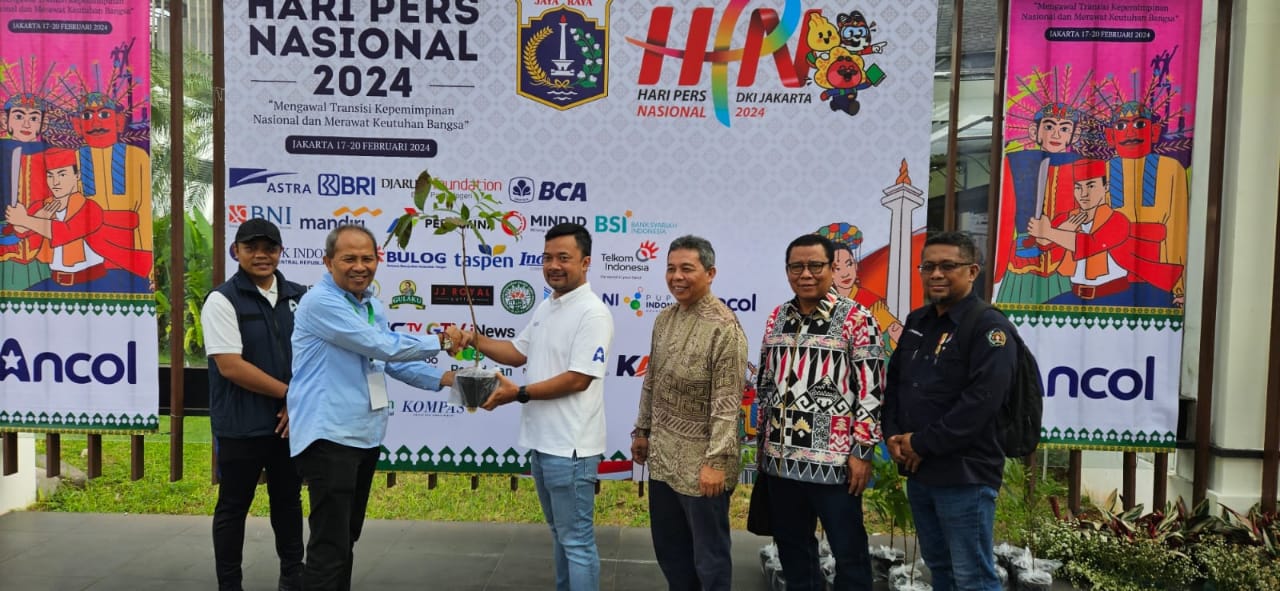 Wakil Sekjen I PWI Pusat Raja Pane Serahkan 10.000 Bibit Pohon ke Ancol