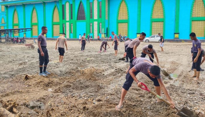 Sambut Ramadhan, Polres Konawe dan Warga Gotong Royong Bersihkan Mesjid Agung Babussalam