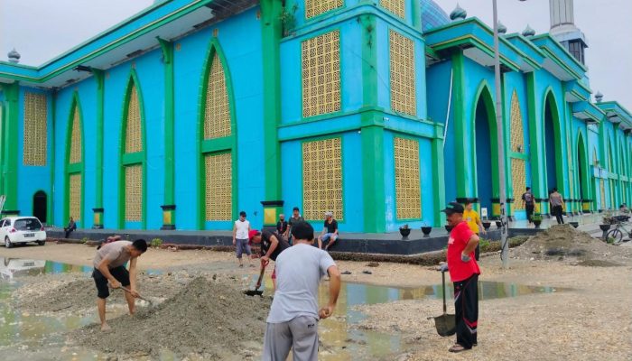 Sambut Ramadhan, Polres Konawe dan Warga Gotong Royong Bersihkan Mesjid Agung Babussalam