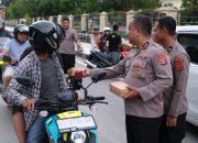 Berkah Ramadhan, Biro SDM Polda Sultra Bagi-bagi Takjil pada Pengendara