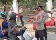 Biro Logistik Polda Sultra Berbagi Takjil di Depan Mapolda