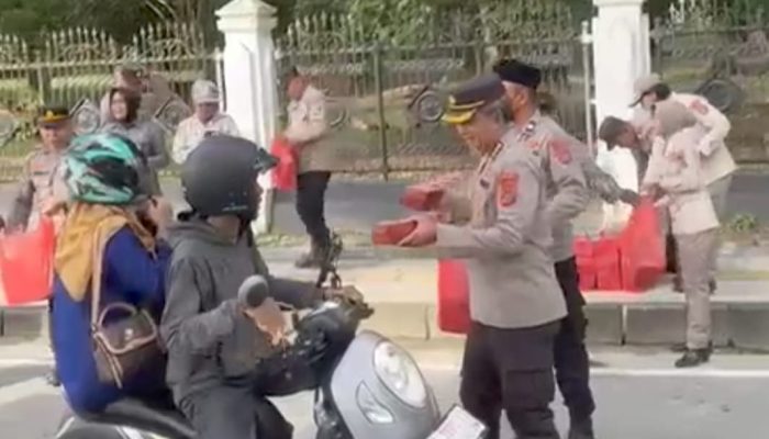 Biro Logistik Polda Sultra Berbagi Takjil di Depan Mapolda
