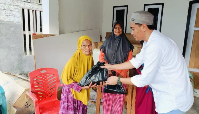 RSR Bagikan 900 Paket Ramadhan, Kepada Lansia dan Janda