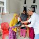 RSR Bagikan 900 Paket Ramadhan, Kepada Lansia dan Janda