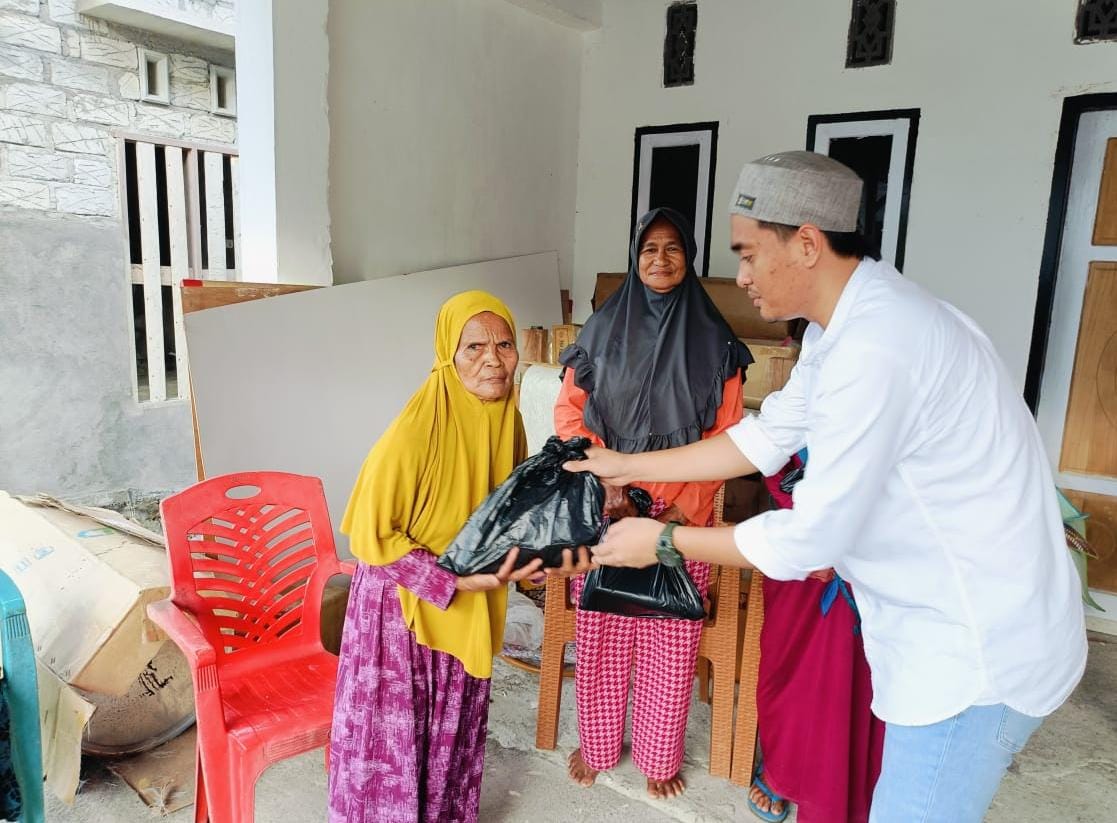 RSR Bagikan 900 Paket Ramadhan, Kepada Lansia dan Janda