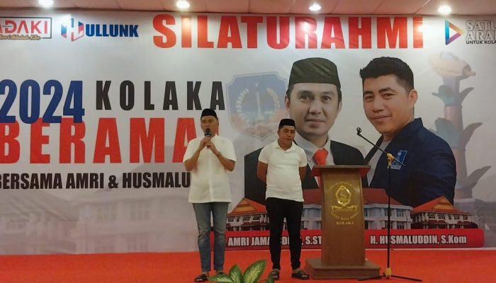 Foto Saat Balon Bupati Kolaka Amri didamping Husmaluddin memberi sambutan di depan tim relawan