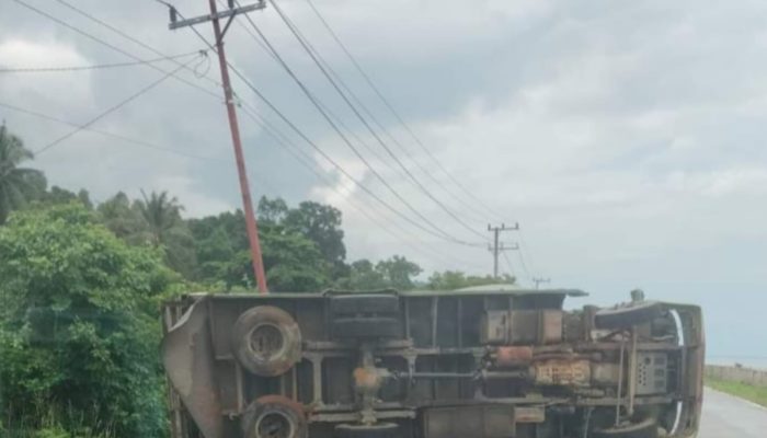 Supir diduga Mengantuk, Truk Hino Terbalik di Bay Pass Kolut