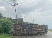 Supir diduga Mengantuk, Truk Hino Terbalik di Bay Pass Kolut
