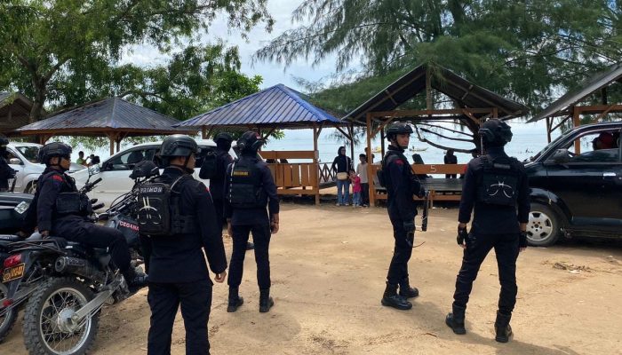 Tim PRC Brimob Polda Sultra Patroli di Pantai Toronipa