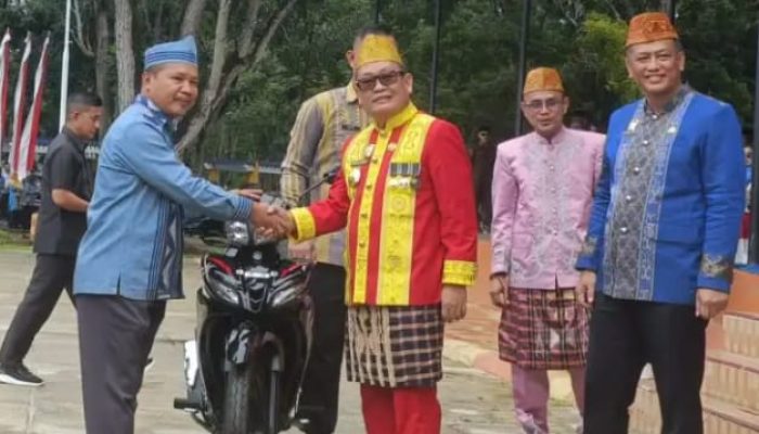 Pj Bupati Konawe Serahkan SK dan Penghargaan Dimomen Upacara Hardiknas