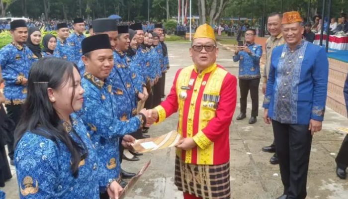 Pj Bupati Konawe Serahkan SK dan Penghargaan Dimomen Upacara Hardiknas