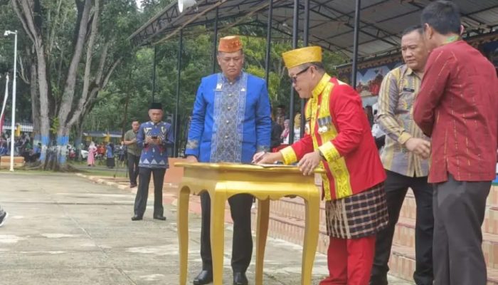 Pj Bupati Konawe Serahkan SK dan Penghargaan Dimomen Upacara Hardiknas