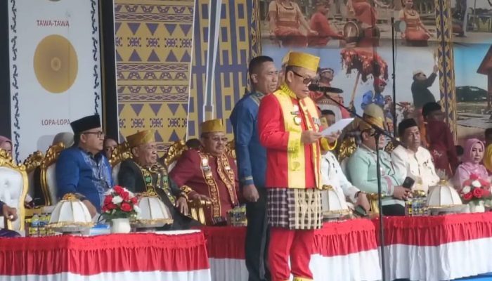 Pj Bupati Konawe Serahkan SK dan Penghargaan Dimomen Upacara Hardiknas