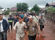 Tinjau Lokasi Banjir, Pj Bupati Pastikan Kebutuhan Warga Terpenuhi