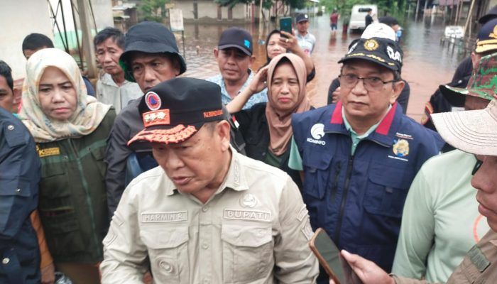 Tinjau Lokasi Banjir, Pj Bupati Pastikan Kebutuhan Warga Terpenuhi