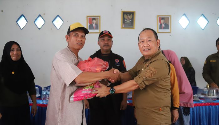 Harmin Ramba Salurkan Bantuan Sembako Saat Kunjungi Korban Banjir