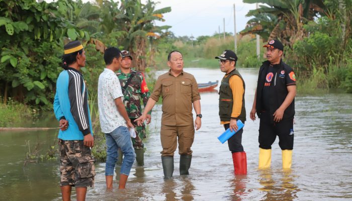Harmin Ramba Salurkan Bantuan Sembako Saat Kunjungi Korban Banjir