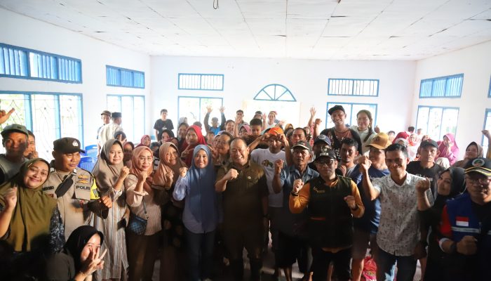 Harmin Ramba Salurkan Bantuan Sembako Saat Kunjungi Korban Banjir