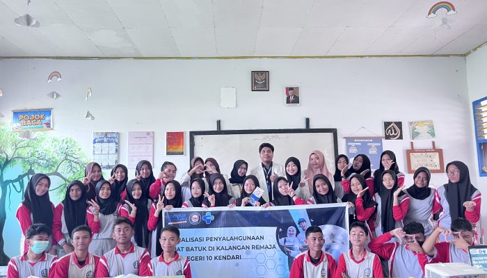 Gandeng SMAN 10 Kendari, Mahasiswa Profesi Apoteker UHO Gelar Sosialisasi Penyalahgunaan Obat Batuk