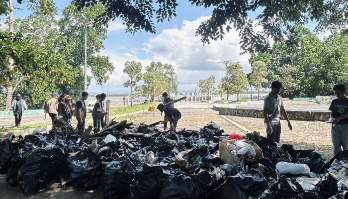 Peduli lingkungan ; Give Share Care Bersama Puluhan SMAN Kendari Bersihkan Sampah Dikawasan Kebi dan Anjungan Teluk Kendari