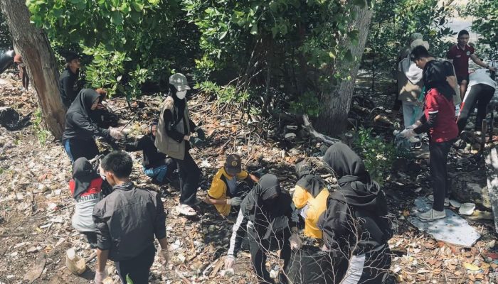 Peduli lingkungan ; Give Share Care Bersama Puluhan SMAN Kendari Bersihkan Sampah Dikawasan Kebi dan Anjungan Teluk Kendari