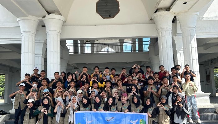 Peduli lingkungan ; Give Share Care Bersama Puluhan SMAN Kendari Bersihkan Sampah Dikawasan Kebi dan Anjungan Teluk Kendari