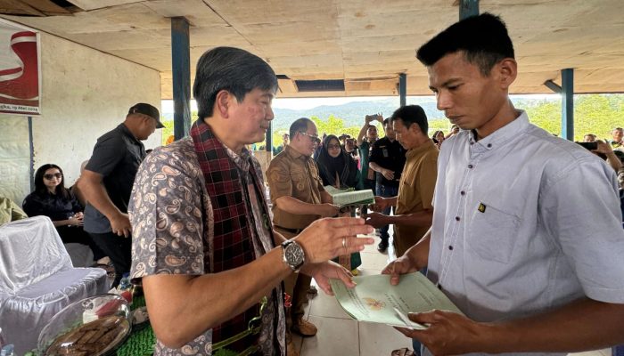 Pemda Konawe Bersama Kemendes PDTT Serahkan 533 Sertifikat di Routa