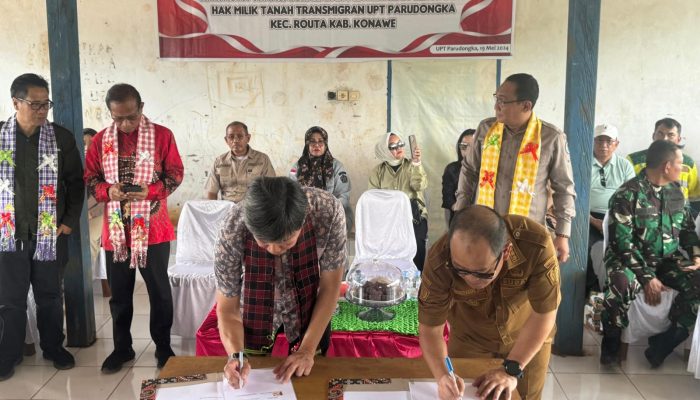 Pemda Konawe Bersama Kemendes PDTT Serahkan 533 Sertifikat di Routa