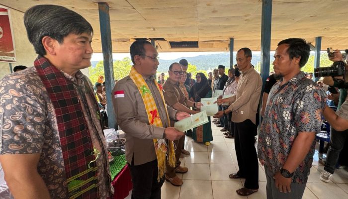 Pemda Konawe Bersama Kemendes PDTT Serahkan 533 Sertifikat di Routa