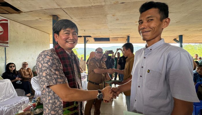 Pemda Konawe Bersama Kemendes PDTT Serahkan 533 Sertifikat di Routa