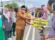 Pj Bupati Konawe Salurkan Bantuan Korban Angin Puting Beliung