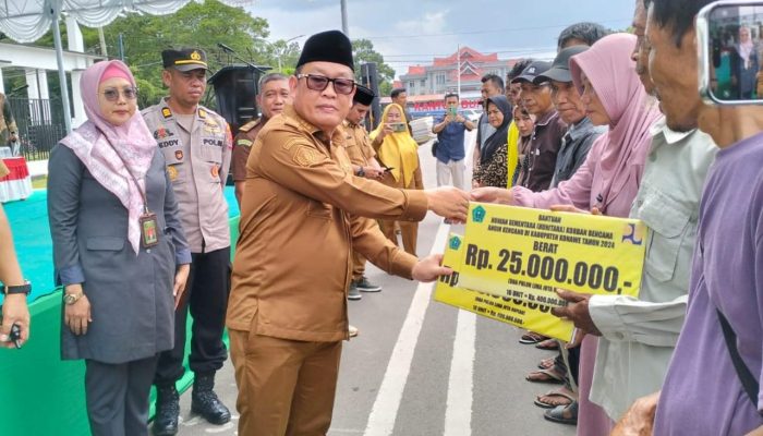 Pj Bupati Konawe Salurkan Bantuan Korban Angin Puting Beliung