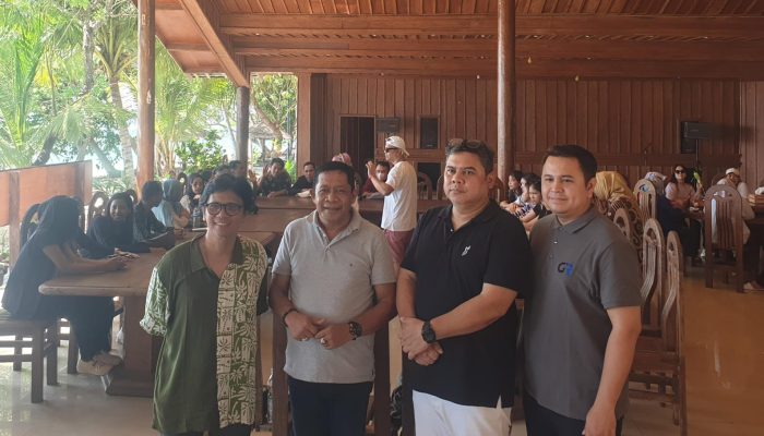 Sisi kiri, Direktur GJ Corp Gilang Ramadan, Anggota DPR RI Hugua dan General Manajer AMI Awards Shatria Dharma bersama anggota