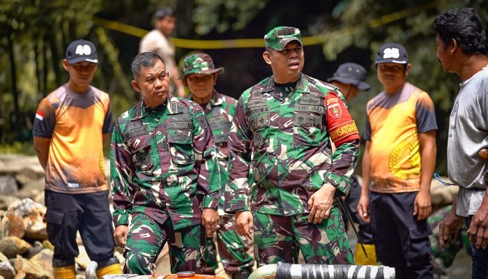 Tinjau Pembangunan Jembatan, Dansatgas TMMD Ke-120 Pastikan Selesai Sebelum Penutupan